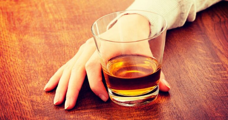 La pandemia podría haber aumentado el problema del alcohol afectando principalmente a las mujeres