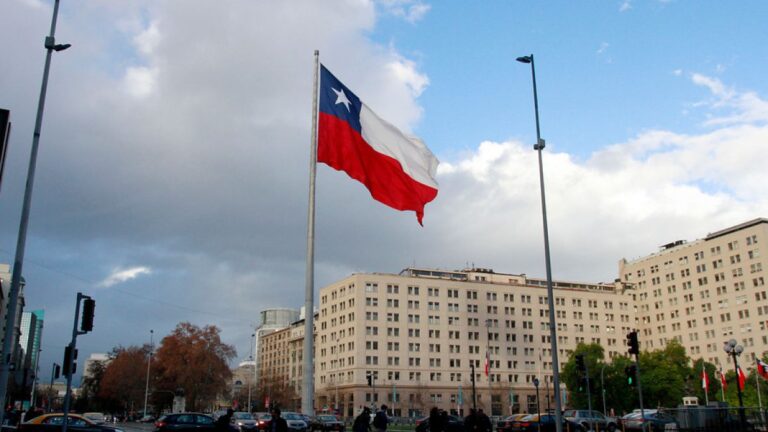 Cómo izar correctamente la bandera y a cuánto ascienden las multas por no hacerlo (o hacerlo mal)