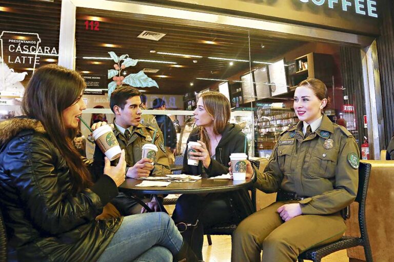 Lanzan iniciativa para tomar un café con un carabinero en Starbucks