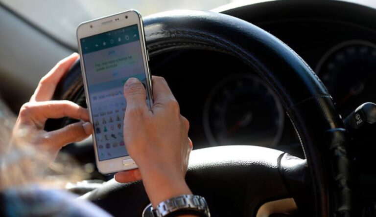 Multas de $143 mil: Buscan que parte por manejar hablando por celular sea una falta “gravísima”