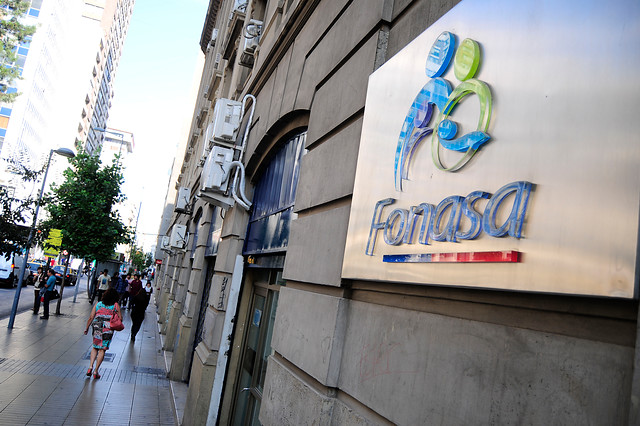 Examen que detecta anticuerpos de COVID-19 será gratis para afiliados de Fonasa que se atiendan en red pública