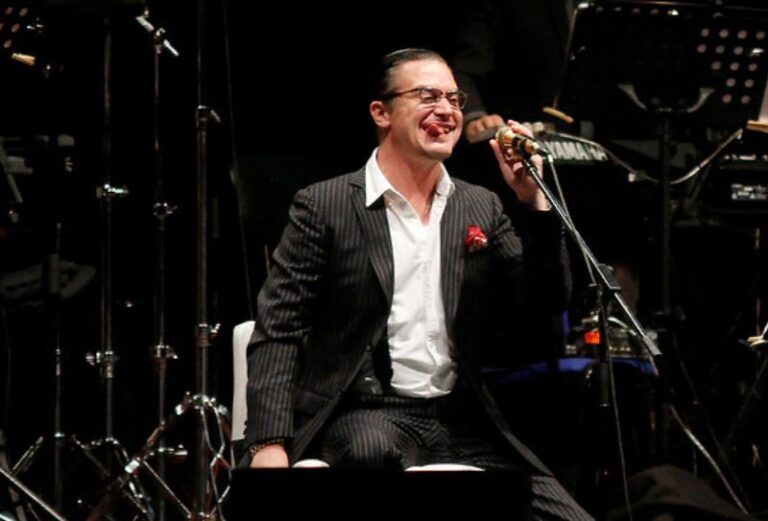 Así fue la llegada de Mike Patton al aeropuerto de Santiago