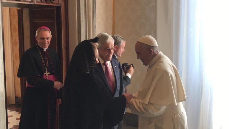Presidente Piñera se reunió con papa Francisco en el Vaticano