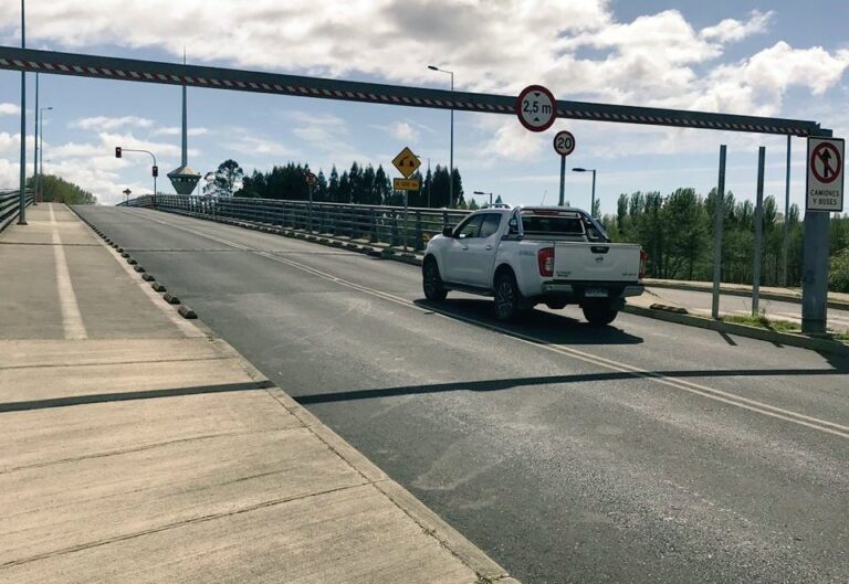 Puente Cau Cau opera normalmente tras paso de ferry