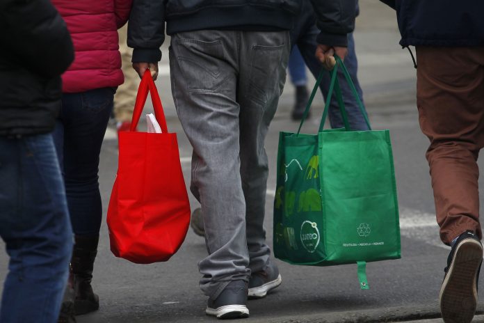 Diputado Jorge Durán pide intervención del Sernac ante venta de bolsas reutilizables