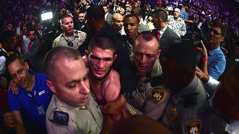 Escándalo en la UFC: Khabib derrotó a McGregor y se peleó con el público