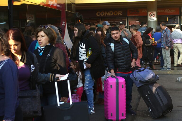 Detienen a hombre que incumplió la cuarentena preventiva e intentó abordar un bus en el terminal de Santiago