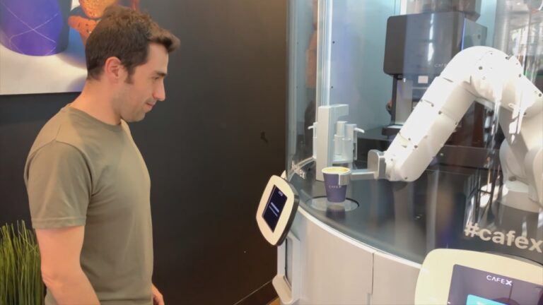 ¿Adiós humanos? Probamos qué tan bueno es el café que prepara un brazo robot