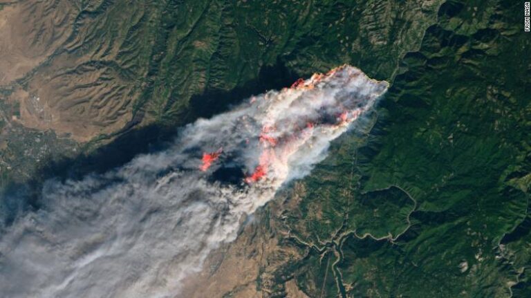 NASA fotografió los incendios forestales que afectan California desde el espacio