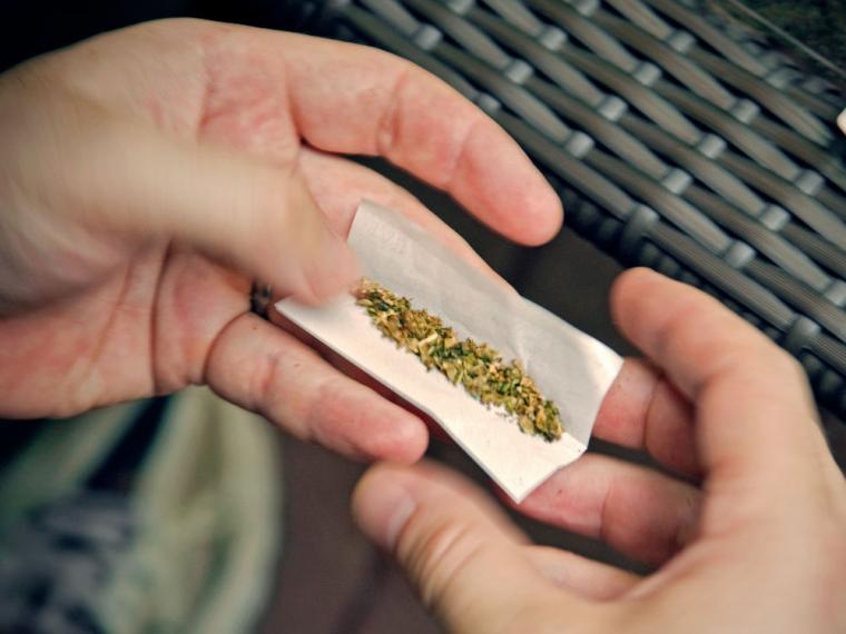 Aumenta en los consumidores habituales de marihuana un malestar que les provoca vómitos incontrolables