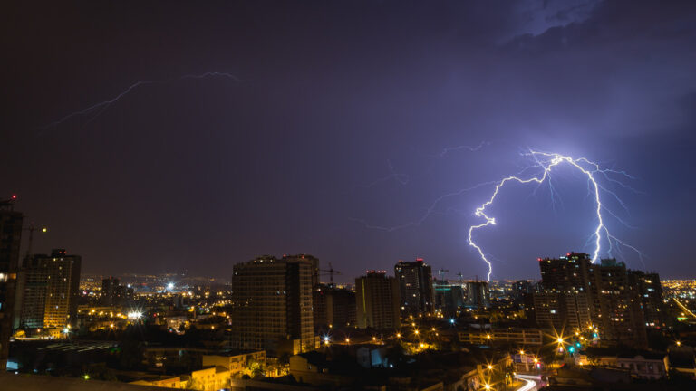 También posibles granizos: Meteorología emite alerta por tormentas eléctricas desde Valparaíso hasta O'Higgins
