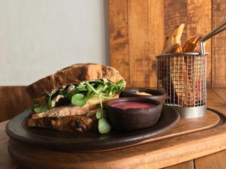 Comida navideña para todos: Restaurante chileno creó el primer sándwich en Pan de Pascua