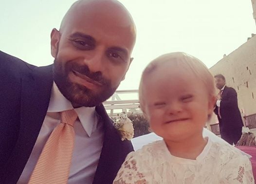 Es homosexual y adoptó a una niña con síndrome de Down rechazada 20 veces por otras familias: 