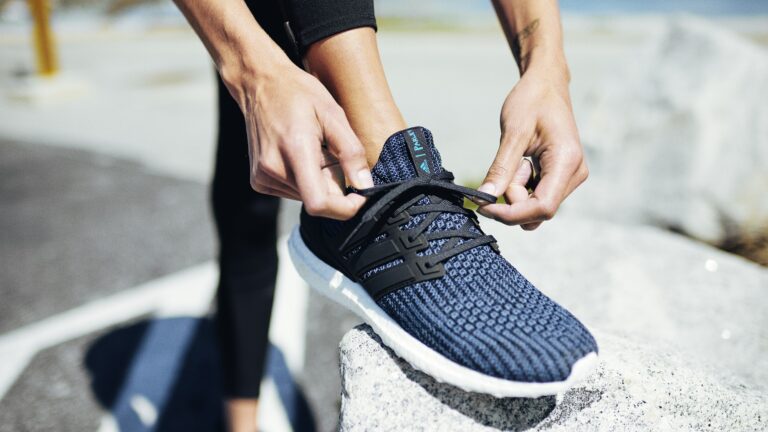 Adidas lanza zapatillas eco-friendly hechas en un 85% de plástico retirado del mar para salvar los océanos