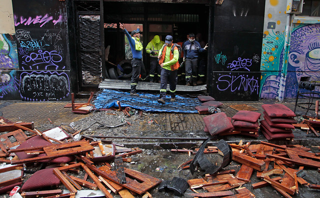 Municipalidad y trabajadores portuarios realizan labores de limpieza en Valparaíso