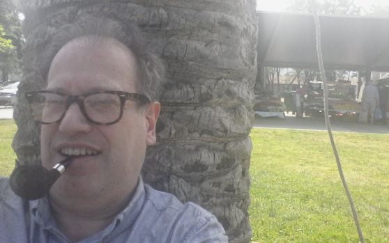 “Desobediencia civil”: La inusual protesta de Tomás Jocelyn-Holt por fumar en plazas de Las Condes