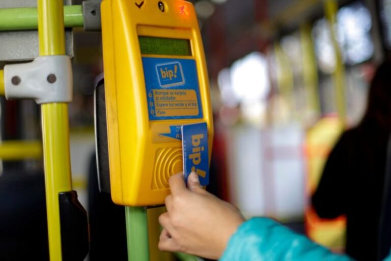 Contraloría acoge decreto para detener el alza del transporte establecida por Panel de Expertos