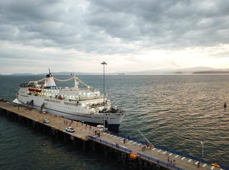 Biblioteca flotante más grande del mundo arribará en Chile