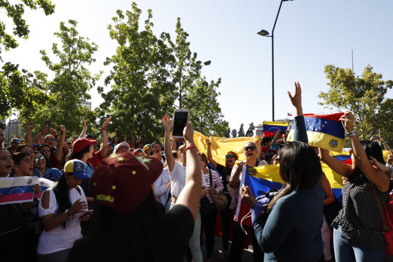 Venezolanos en Chile se manifiestan en Plaza Italia en apoyo a la proclamación de Juan Guaidó como presidente