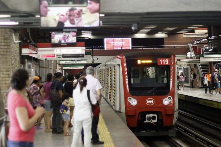 Metro de Santiago tendrá nueva alza de tarifas en su hora punta: Costará $800