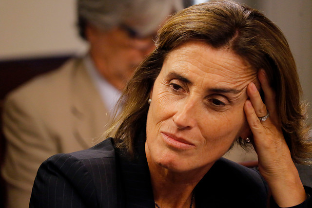 Ministra Cubillos se querella invocando Ley de Seguridad del Estado por afiche en que aparece apuntada por una pistola