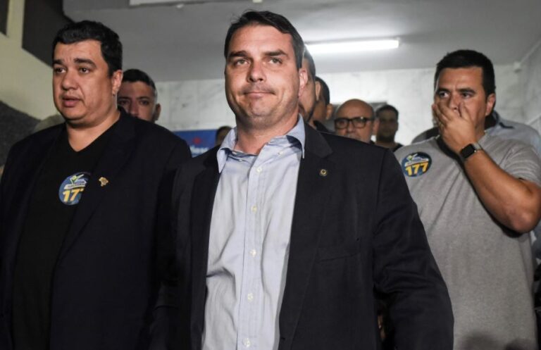 Hijo de Jair Bolsonaro niega estar involucrado en un esquema de lavado de dinero