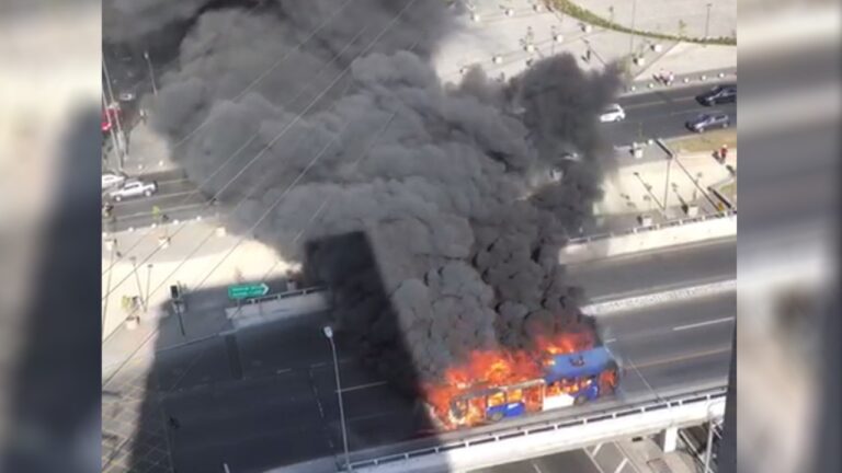 Bus del Transantiago se quemó por completo en Vitacura