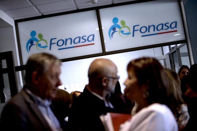 Fonasa continúa proceso de devolución de cotizaciones pagadas en exceso: ¿A quiénes les corresponde?