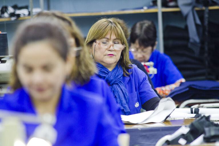 Se mantiene la brecha salarial: Mujeres ganan 12,4% menos que los hombres