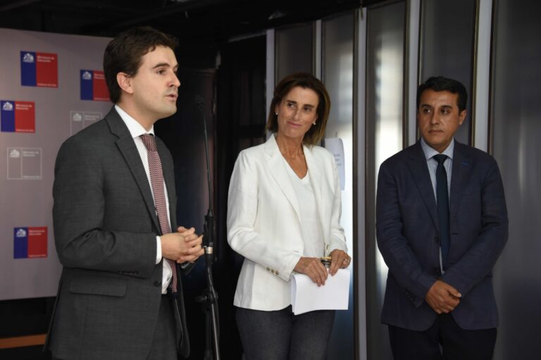 Mineduc lanza plan que busca mejorar rendimiento de escuelas que podrían cerrar por bajos resultados