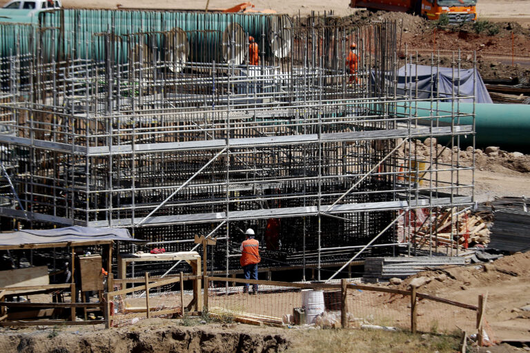 Gobierno anunció reajuste de contratos ante alza materiales de construcción que beneficiaría a más de 400 empresas
