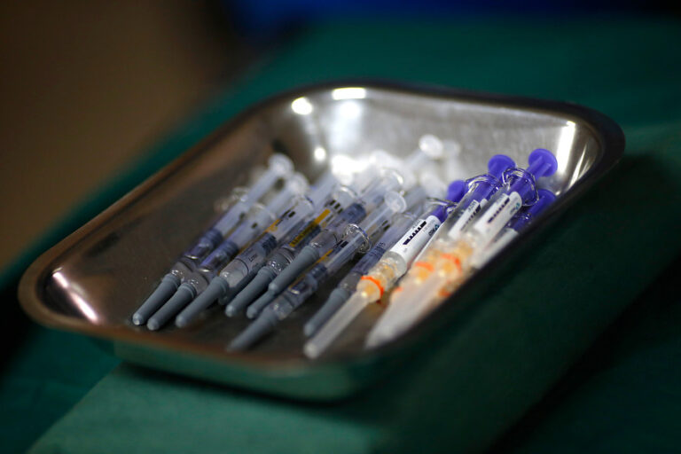 Preparados para la Copa América: Ingresan a Chile 100 mil vacunas contra la fiebre amarilla