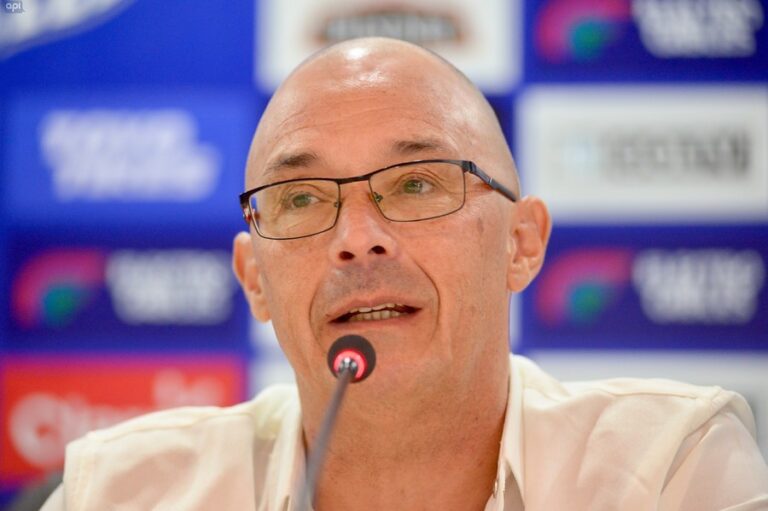 Alfredo Arias será el nuevo DT de la U y un interino dirigirá contra la UdeC