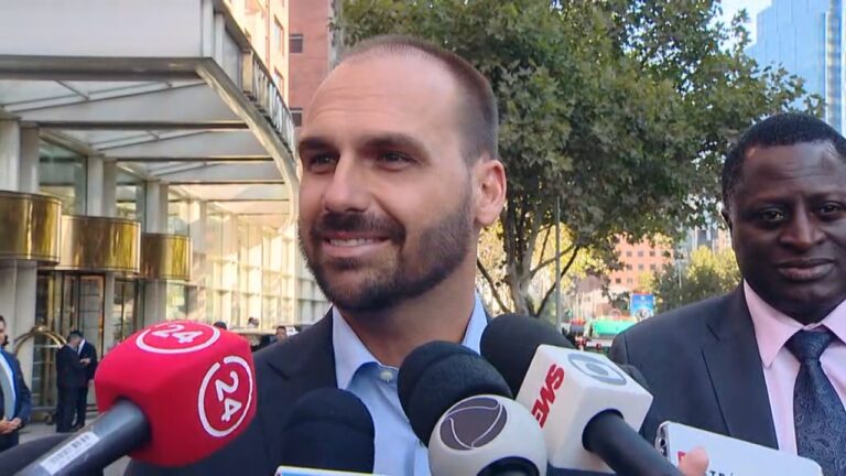 Hijo de Bolsonaro a Carmen Hertz por comparar a su padre con Hitler: 