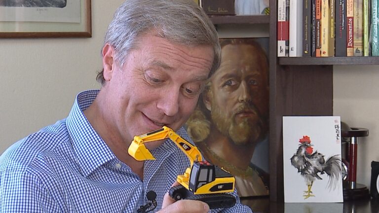 ¿Por qué José Antonio Kast guarda una retroexcavadora en su oficina?