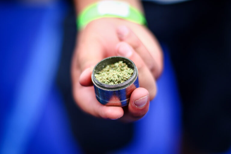 Estudio afirma que quienes consumen cannabis necesitan 220% más anestesia