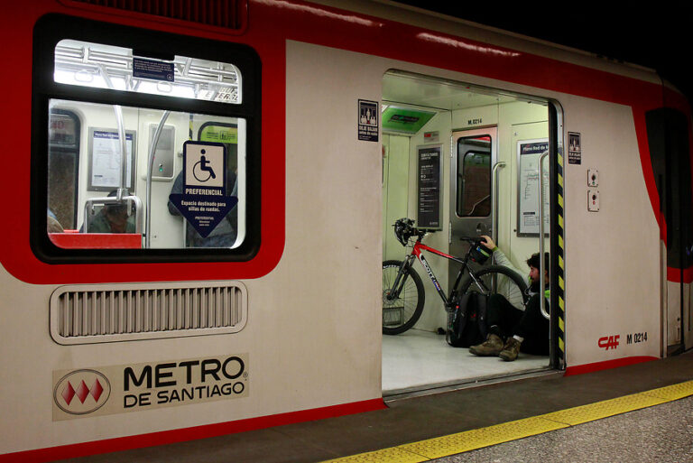 Crece polémica por sujeto que encaró a una joven que rayó el Metro contra el TPP11 y lo publicó en Twitter