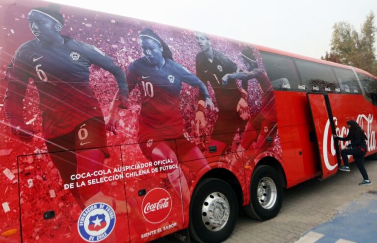 Bus de la Roja ahora tiene en su diseño a las estrellas femeninas y masculinas