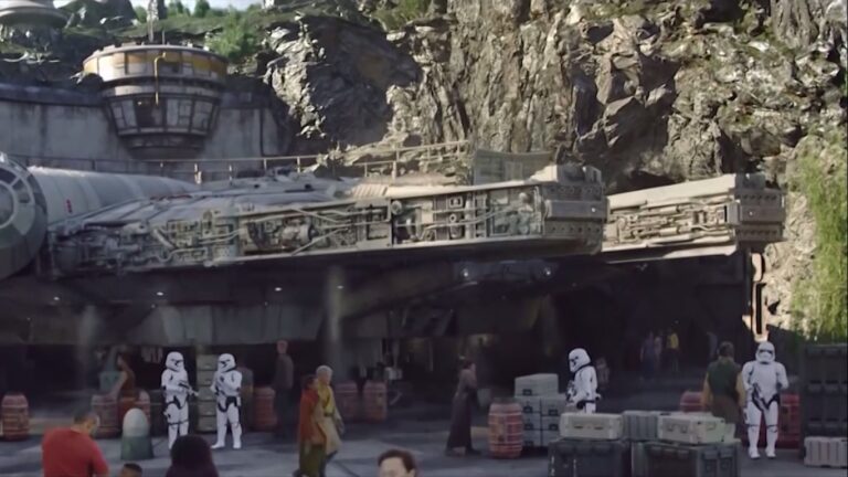 Así es por dentro Star Wars: Galaxy's Edge, el parque en el que puedes pilotear el Millenium Falcon