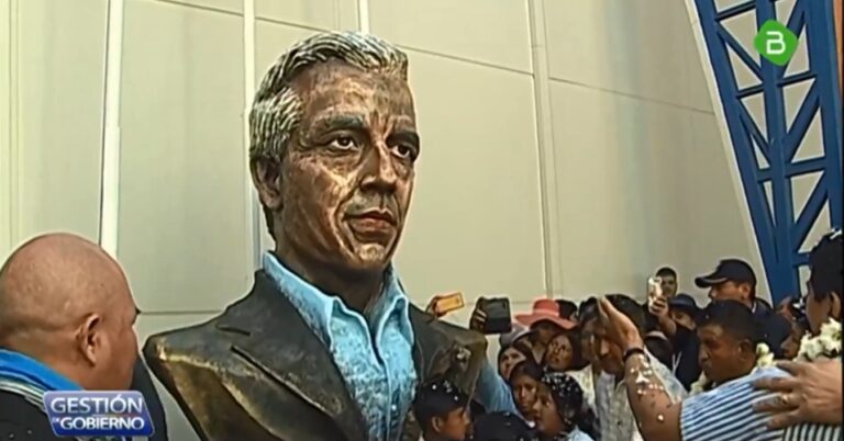 Bolivia: García Linera inaugura colegio con su nombre y un busto gigante con su cara