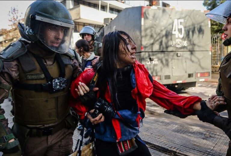 Revelan video de carabinera que golpea con una lacrimógena en la mano a mujer que estaba siendo detenida