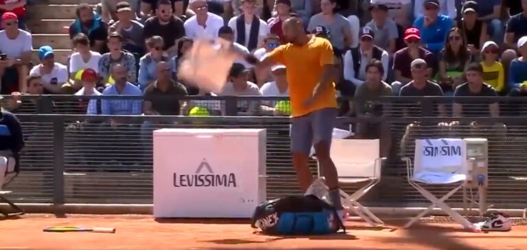 La pataleta de Kyrgios: Insultó, tiró una silla a la cancha y fue descalificado