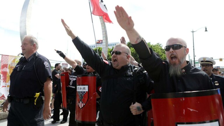 Neonazis interrumpieron marcha LGBT+ con armas, escudos y orinando banderas