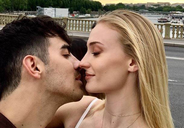 Sophie Turner confirma embarazo al mostrar su abultado vientre durante un paseo con Joe Jonas