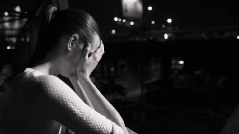 Investigación asocia la violencia emocional en la infancia con pensamientos suicidas en la adolescencia