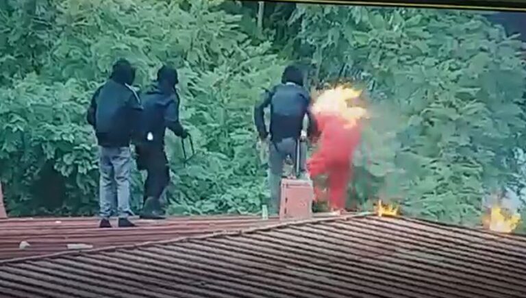 Captan momento exacto en que alumno del Instituto Nacional se quema con bomba molotov