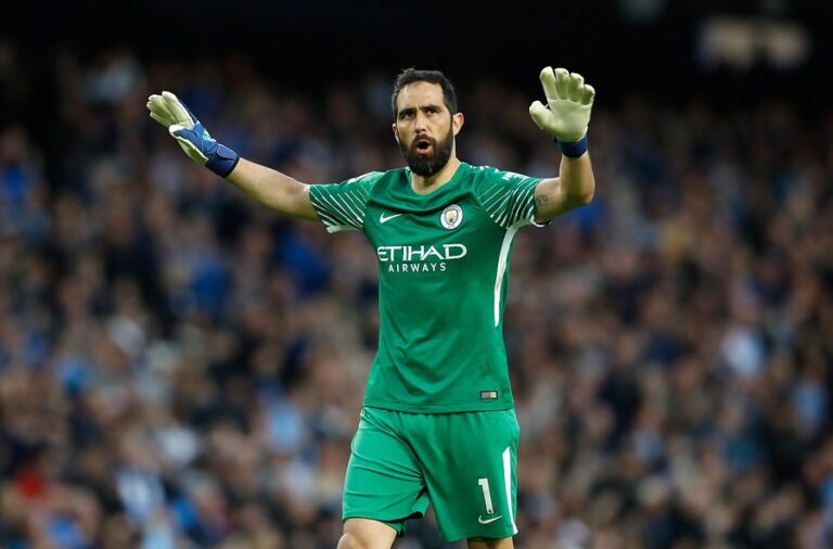 Así fue la espectacular tapada con que Claudio Bravo se reestrenó en el City