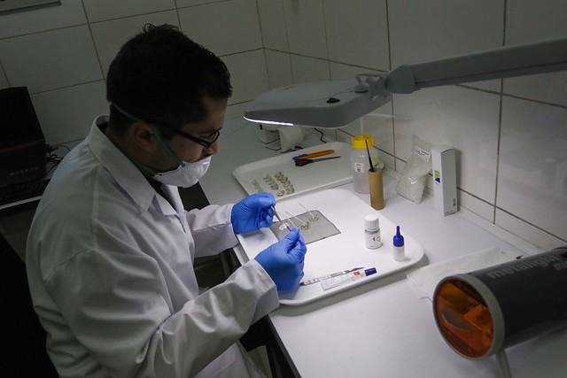 Nueva fábrica pública de prótesis auditivas en Recoleta ofrecerá productos con precios hasta un 60% más baratos