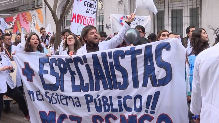 Médicos se manifestaron frente al Minsal: Piden respuestas por la formación de especialidades