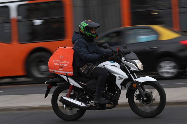 Municipalidad de Las Condes recomienda prohibir ingreso de repartidores a departamentos